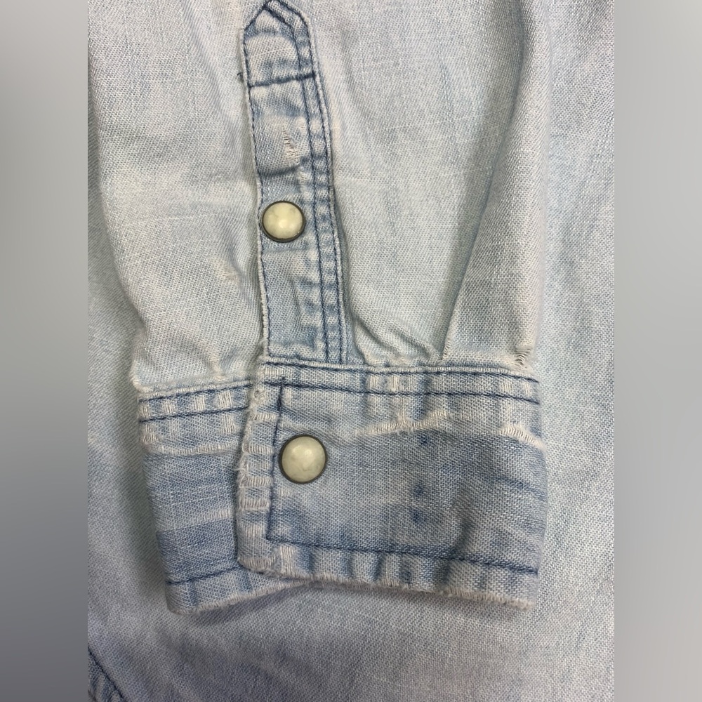 ✨ 2/$25 ✨ American Eagle Outfitters Denim Button Down - Picture 3 of 6